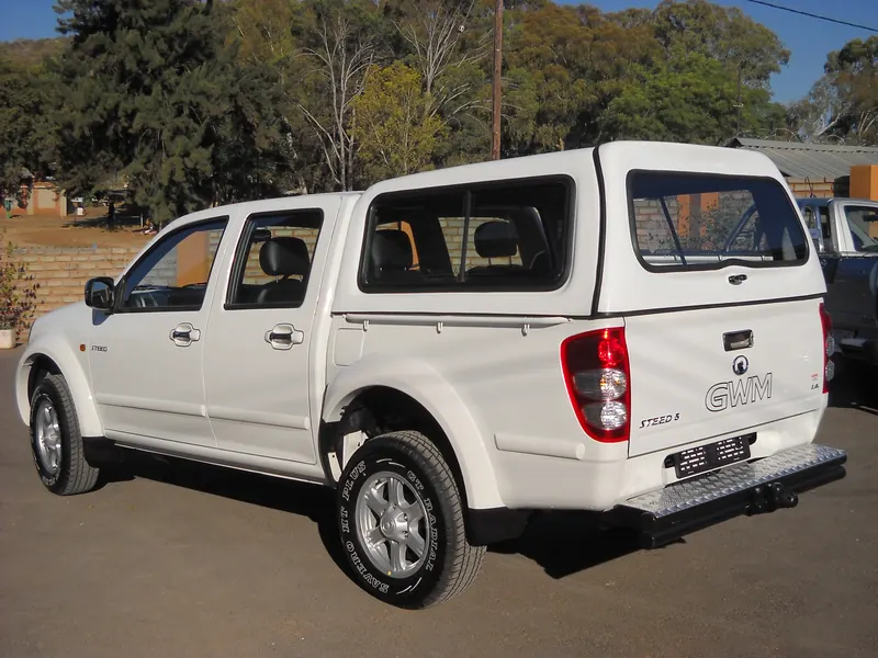 White GWM Steed 5 double cab with a colour-matched canopy.